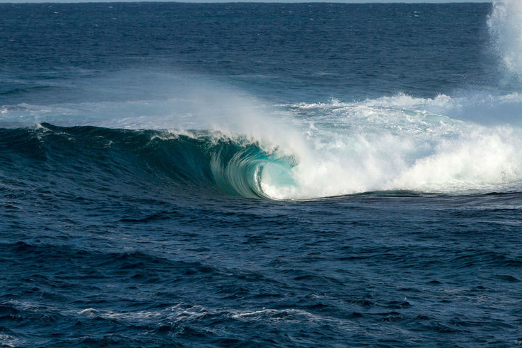 Waves splashing in sea