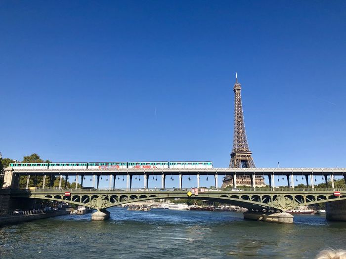 Bir-hakeim bridge over river seine and tour eiffel in paris