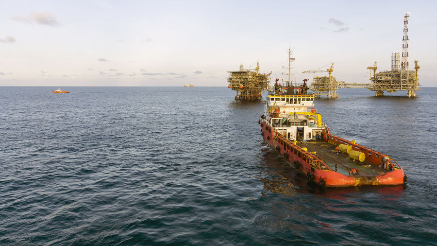 Anchor handling tugboat maneuvering at offshore oil field