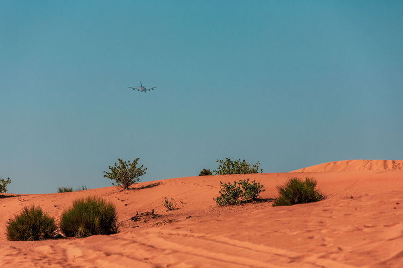 Plane over the great arabian desert .