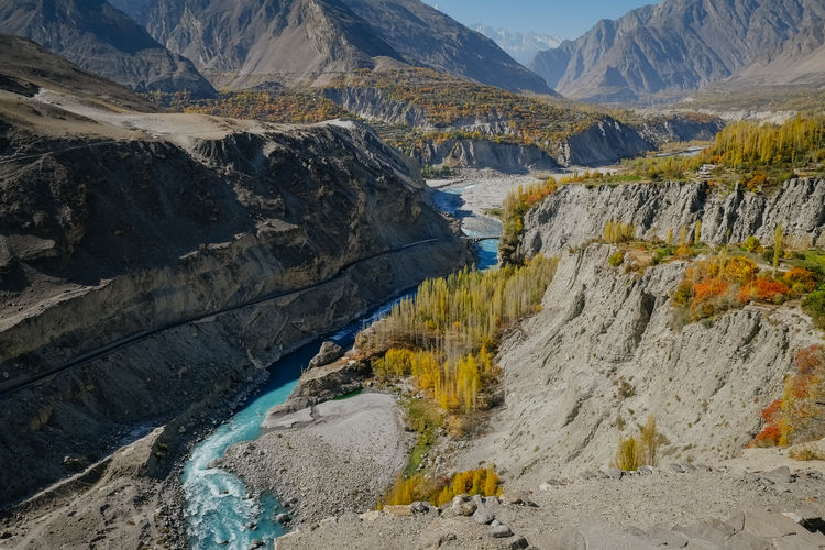 Blue river flowing through karakoram mountain range in hunza nagarvalley. gilgit baltistan, pakistan