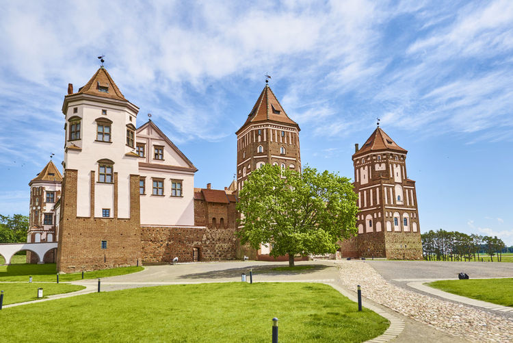 Mir castle complex in summer day with blue cloudy sky. tourism landmark in belarus