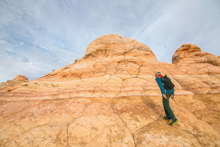 Hiker in cottonwood cove, south coyote buttes (vermilion cliffs)