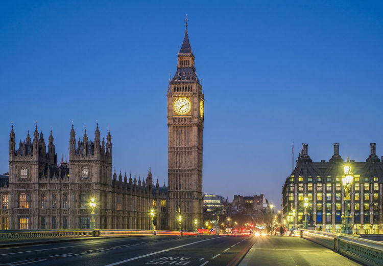 Westminster bridge, palace of westminster and the clock tower of big ben (elizabeth tower), at dawn, london, england, united kingdom