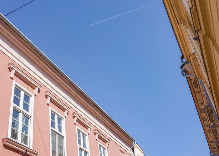 Minimal street view in eger, hungary with contrail