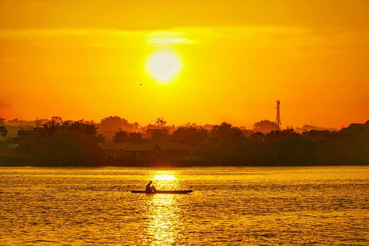 Fishermen are fishing at sunset.