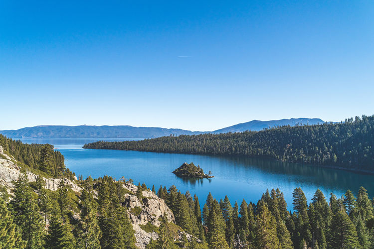 Emerald bay, lake tahoe, california. fannette island on clear sunny day. blue water with reflection