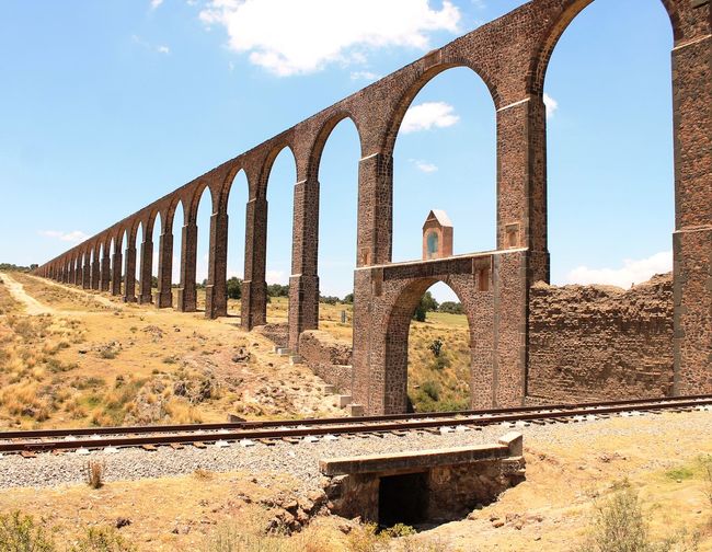 Railroad track by aqueduct of padre tembleque